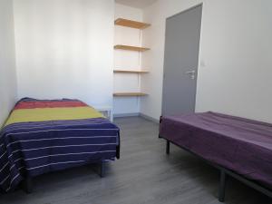 Pokój z 2 łóżkami i szafą z półkami w obiekcie Square Walliser près ZENITH w Strasburgu