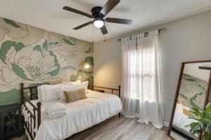 1 dormitorio con 1 cama y ventilador de techo en Summerville Vacation Rental 4 Mi to Downtown! en Summerville