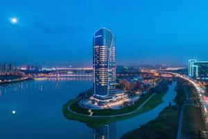 Výhled na řeku, která protéká v blízkosti hotelu