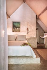 um quarto com uma cama com um quadro na parede em Ventos Morere Hotel & Beach Club na Ilha de Boipeba