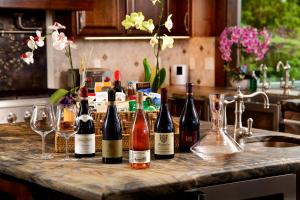 eine Gruppe Weinflaschen und Gläser auf einer Küchentheke in der Unterkunft Luxury Wine Country Estate in Newberg