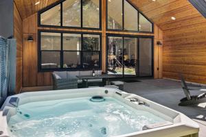 Gallery image of Wildwood Cabin at Suncadia- Hot Tub, Firepit, BBQ, Gourmet Kitchen, Fireplace, Smart TVs, Hi-speed Wi-Fi, Secluded in Cle Elum +51 photos