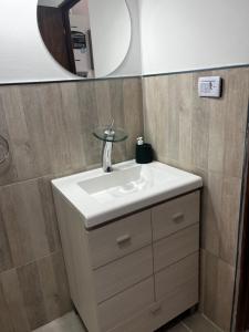 Ένα μπάνιο στο Hermoso departamento