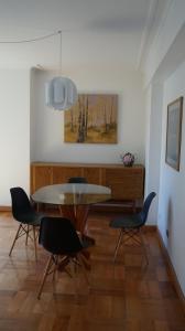 une salle à manger avec une table et des chaises en verre dans l'établissement Stylish apartment dowtown 78m2, à Santiago