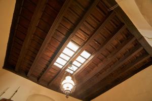 techo de madera en una habitación con ventana en Tragaluz II, en Fuenteheridos
