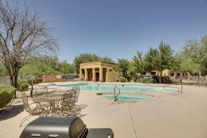 vistas a una piscina con mesa y sillas en Tucson Condo Rental with Balcony and Mountain View!, en Tucson