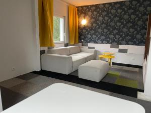 Komarowo77 : غرفة معيشة مع أريكة وطاولة