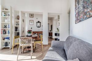 uma sala de estar com um sofá e uma mesa em Casa Caracciolo Roma Vaticano em Roma