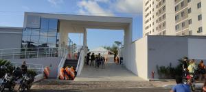 a group of people standing outside of a building at Apartamento Novinho Aeroporto JF in Juiz de Fora