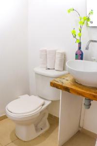 een badkamer met een toilet en een wastafel bij Hotel Quindio Campestre in Montenegro