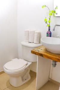 a bathroom with a toilet and a sink at Hotel Quindio Campestre in Montenegro