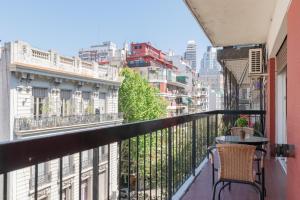 balcón con mesa y sillas en Fliphaus Juncal 2800 - 2 Bd In Alto Palermo en Buenos Aires