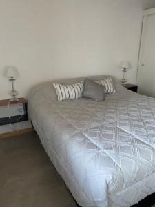 duże łóżko w pokoju z dwoma lampami w obiekcie Los Andes de Uco w mieście La Consulta