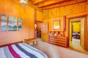 um quarto com uma cama e uma parede de madeira em Sam Rayburn Vacation Rental about 3 Mi to Boat Ramp! em Brookeland