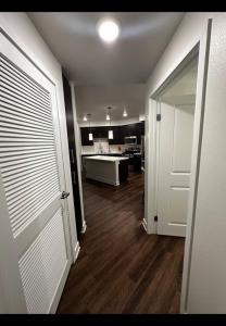 um quarto com uma cozinha e um corredor com uma porta em Glendale Apartment 2Bed-2Bath em Glendale