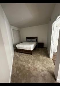 um quarto com uma cama no canto de um quarto em Glendale Apartment 2Bed-2Bath em Glendale