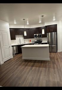 cocina grande con encimera blanca y electrodomésticos en Glendale Apartment 2Bed-2Bath en Glendale