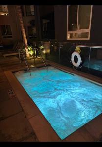 a swimming pool at night in a hotel at Glendale Apartment 2Bed-2Bath in Glendale