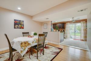 comedor con mesa y sillas y cocina en Des Plaines Family Getaway with Private Backyard, en Des Plaines