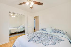 1 dormitorio con 1 cama y ventilador de techo en Des Plaines Family Getaway with Private Backyard, en Des Plaines