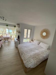 1 dormitorio con 1 cama grande y 1 mesa en Casa Rosa en Algarrobo-Costa