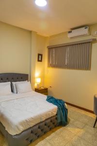um quarto com uma cama e ar condicionado em “Casa W-J” Entire flat#1 /Doesn't flood. 2 garages em Guayaquil