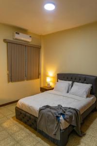 um quarto com uma cama grande e ar condicionado em “Casa W-J” Entire flat#1 /Doesn't flood. 2 garages em Guayaquil