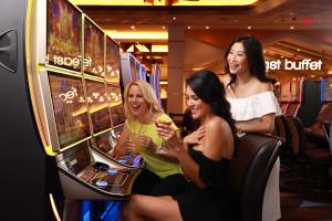 drie vrouwen die een videospel spelen in een gokautomaat bij Palace Station Hotel & Casino in Las Vegas