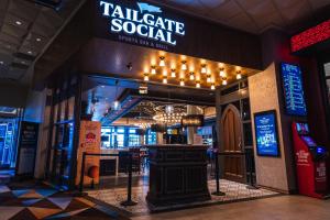 um restaurante com uma mesa no meio de um edifício em Palace Station Hotel & Casino em Las Vegas