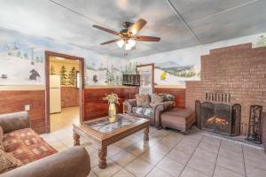 ein Wohnzimmer mit Kamin und Deckenventilator in der Unterkunft Bear Creek Resort in Big Bear Lake