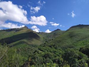 - une vue sur la vallée dans les montagnes dans l'établissement XOKO GORRI, à Urrugne