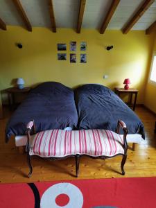 Cama en habitación con 2 almohadas en XOKO GORRI, en Urrugne