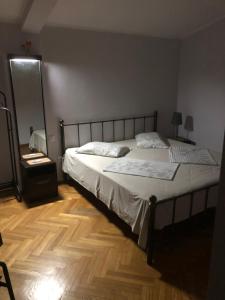 מיטה או מיטות בחדר ב-Cozy Guest House in Old Batumi