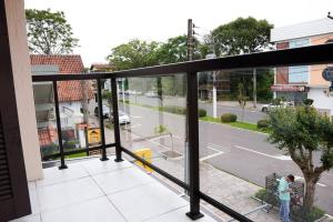 a balcony with a view of a street at Lar do Vinil - Conforto e ótima localização in Nova Petrópolis