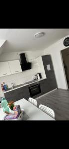 mit Blick auf eine Küche und ein Wohnzimmer in der Unterkunft Las Vegas by D&J Apartment‘s in Oberhausen