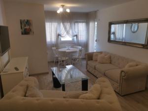 - un salon avec un canapé et une table dans l'établissement APARTMAN APOLON, à Doboj
