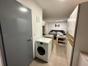 a room with a washing machine and a bedroom at Tiny Ferienhaus Greizer Str 26 in Reichenbach im Vogtland