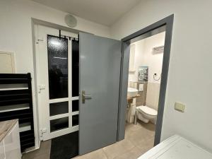 a bathroom with a door leading to a toilet at Tiny Ferienhaus Greizer Str 26 in Reichenbach im Vogtland