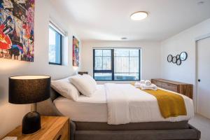 sypialnia z 2 łóżkami i lampką w obiekcie Rocky Ridge Getaway - Modern Getaway in Revelstoke w mieście Revelstoke