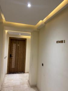 een hal met een houten deur in een kamer bij Luxury & cosy apartment in Marrakesh