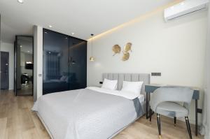 een slaapkamer met een bed, een bureau en een stoel bij 638 Cozy apartment in the residential complex "French Quarter" in Kiev
