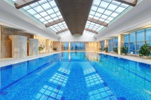 Bazén v ubytování Sheraton Xi'an Hotel nebo v jeho okolí