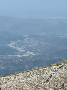 Blick auf einen Fluss von der Spitze eines Berges in der Unterkunft Mountain Majesty 