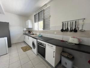 Cuisine ou kitchenette dans l'établissement Maison type F4 vue sur mer