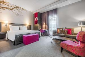 Habitación de hotel con cama y sofá en Radisson Blu Hotel Uppsala en Uppsala