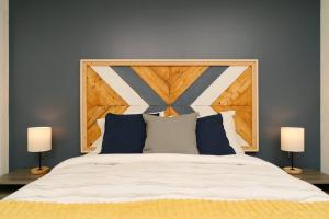 een slaapkamer met een groot bed met twee lampen bij The Nest - Condo with Hot Tub & BBQ in Revelstoke +17 foto's