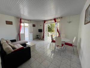 un salon avec un canapé et une table dans l'établissement Maison type F4 vue sur mer, au Gosier