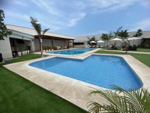 uma piscina no meio de um quintal em Bungalow Jatun Mama em Ventanilla