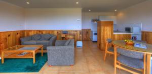 Predel za sedenje v nastanitvi Islander Lodge Apartments