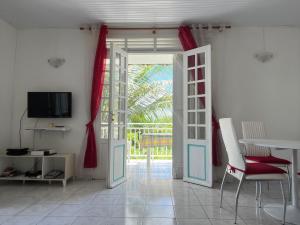 Télévision ou salle de divertissement dans l'établissement Maison type F4 vue sur mer